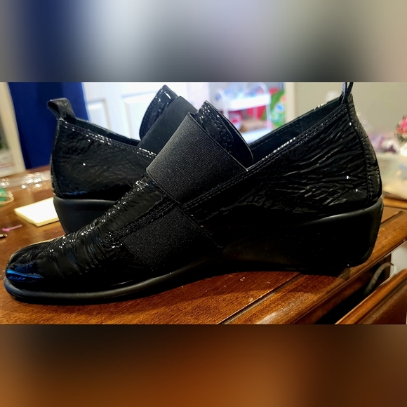 Unity in Diversity Slip On Black Shoes Size 38 (US 7.5-8) - Picture 4 of 10